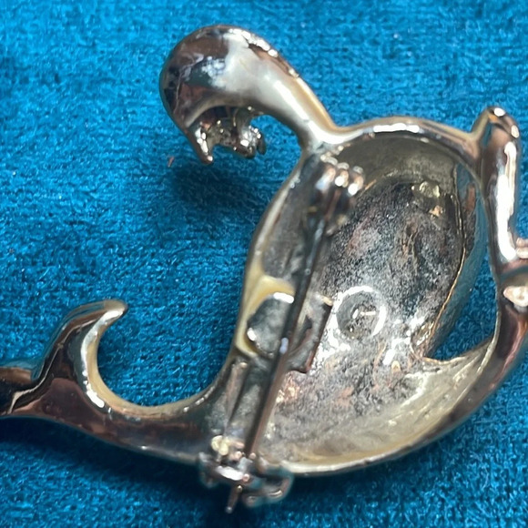 Vintage Goldtone Whale with green eye brooch pin - Picture 5 of 6